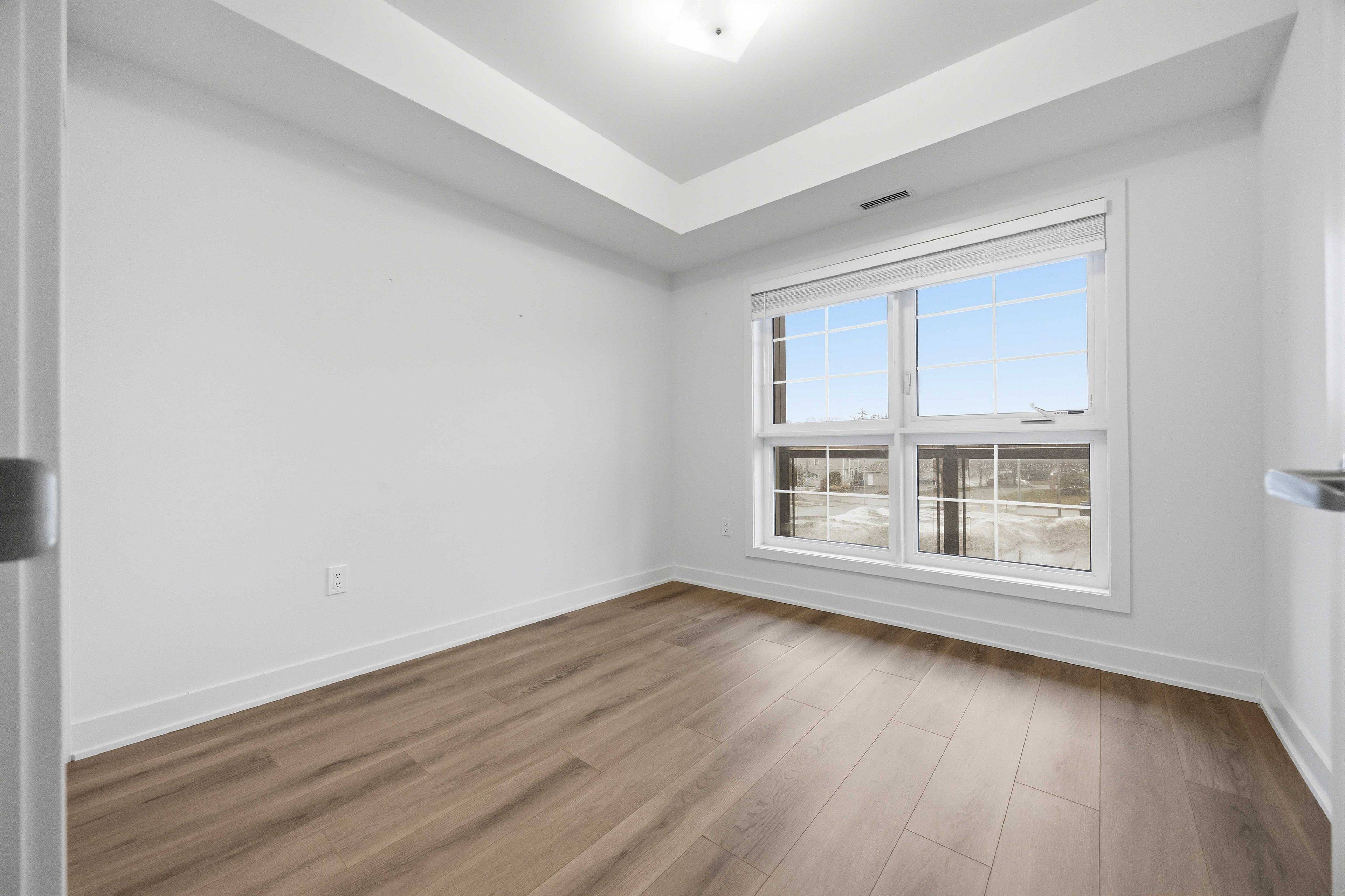 110 Grew BLVD #311, Georgina, ON L0E 1L0