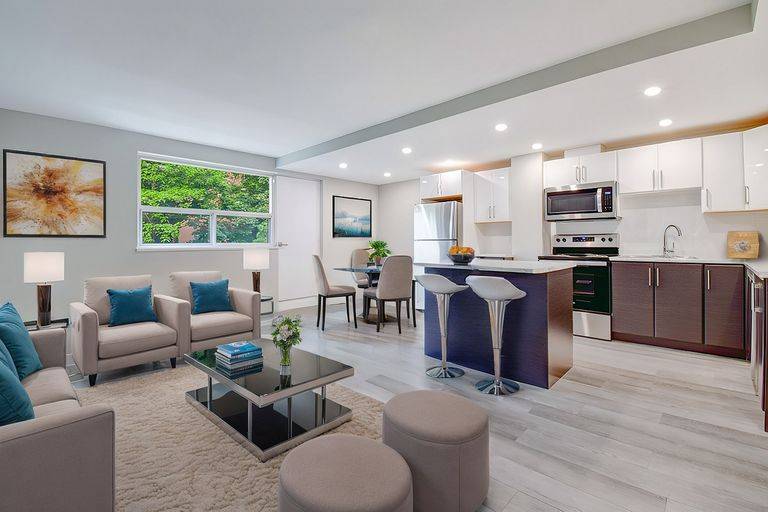 45 Paisley BLVD W, Mississauga, ON L5B 1E4