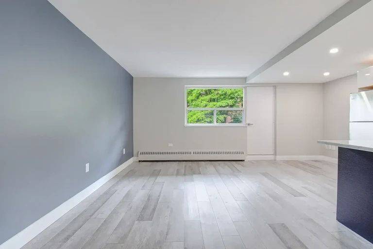 45 Paisley BLVD W, Mississauga, ON L5B 1E4