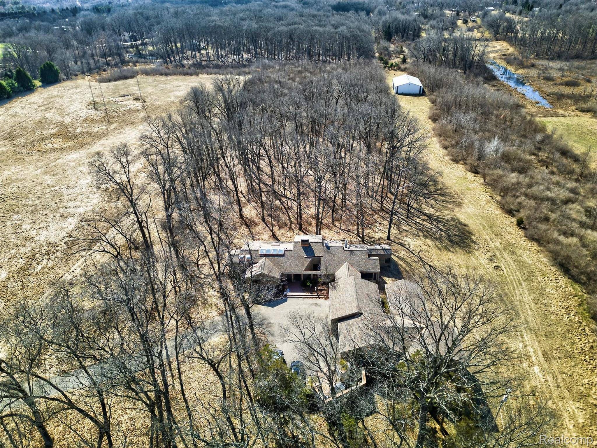 2551 Patterson Lake RD, Putnam Township, MI 48169