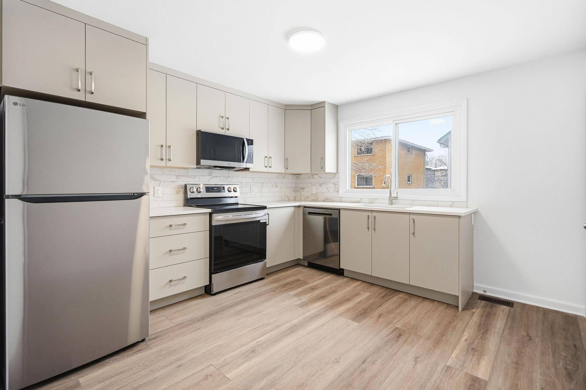 896 Pinewood CRES #1, Britannia Heights - Queensway Terrace N And Area, ON K2B 5Y4