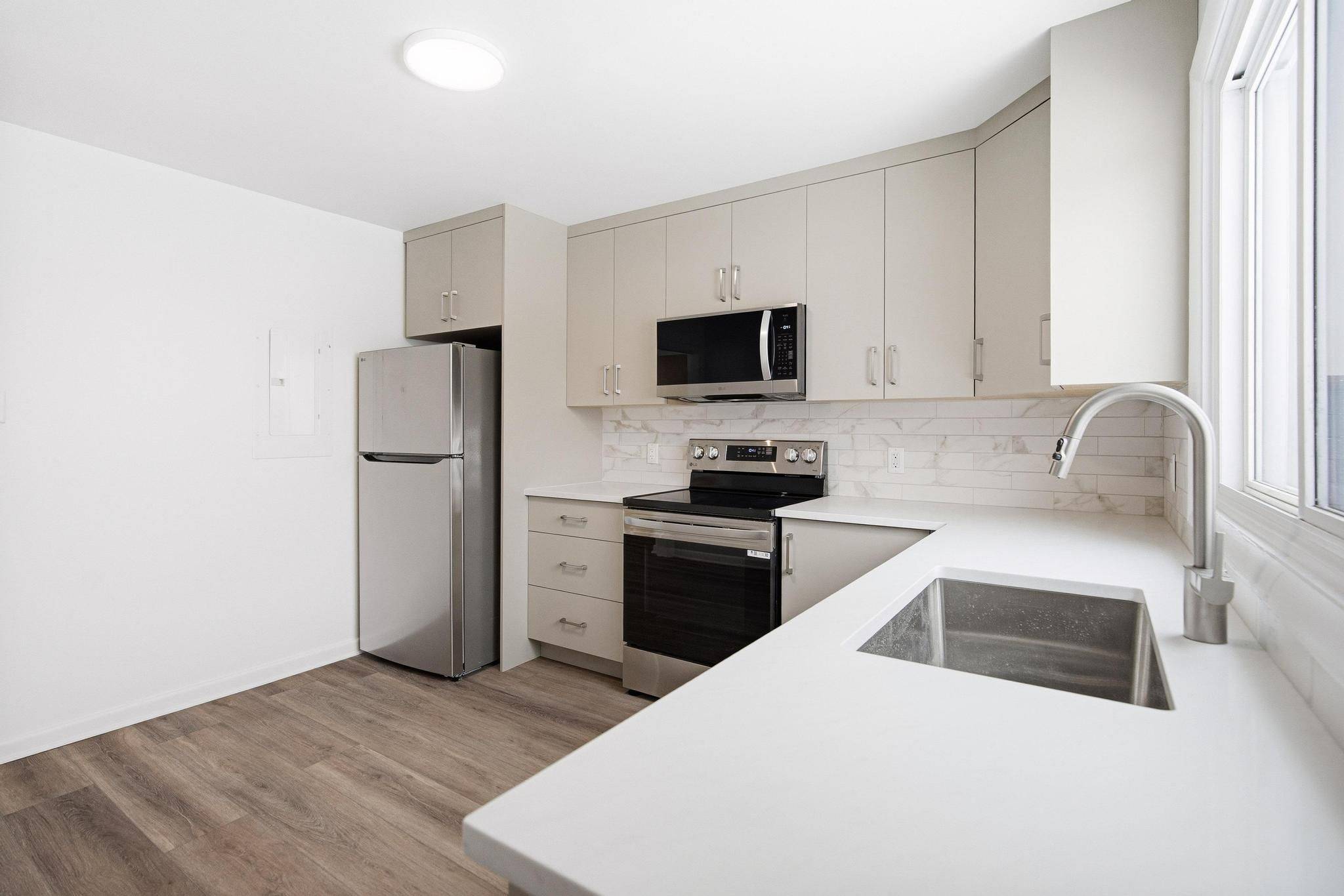 896 Pinewood CRES #1, Britannia Heights - Queensway Terrace N And Area, ON K2B 5Y4