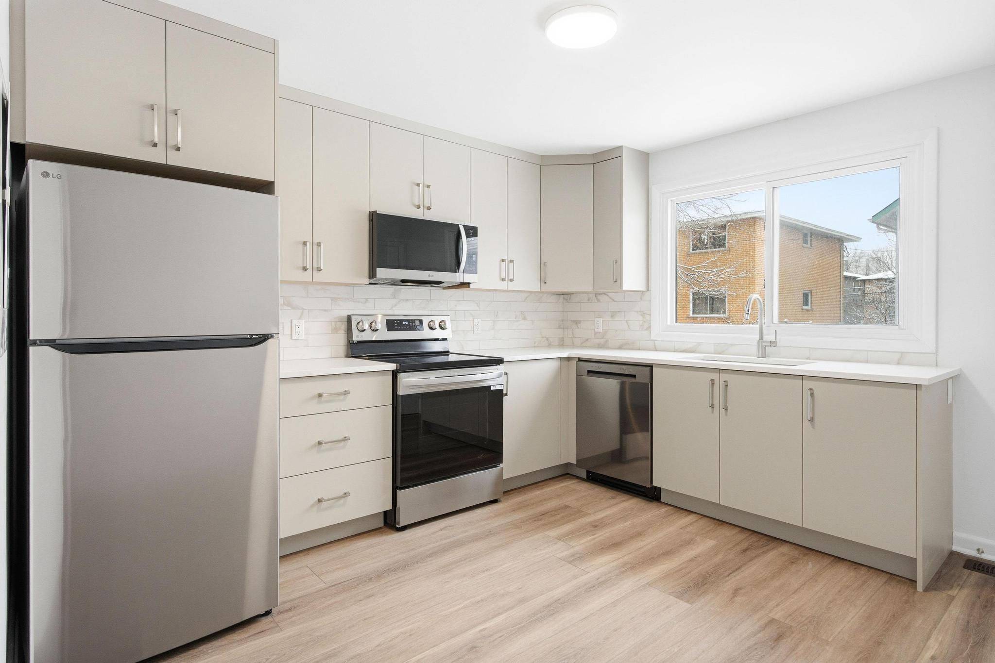 896 Pinewood CRES #1, Britannia Heights - Queensway Terrace N And Area, ON K2B 5Y4