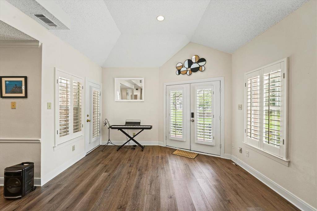 9420 Blue Jay Way, Irving, TX 75063