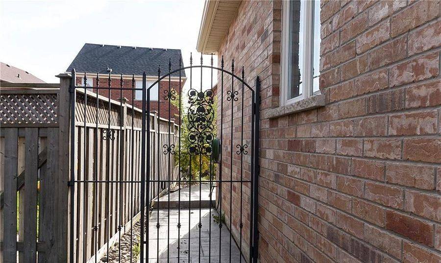 694 Gypsy Fly CRES, Mississauga, ON L5W 1H5
