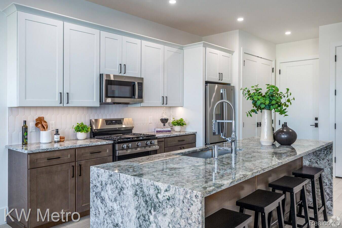 120 E Liberty ST #302, Milford Village, MI 48381