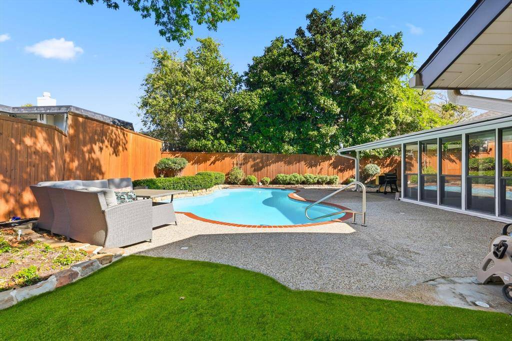 2813 Raintree Drive, Carrollton, TX 75006