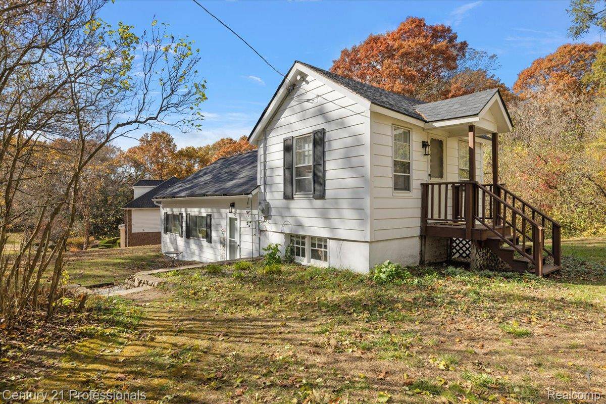 8041 Bridge Lake RD, Springfield Charter Township, MI 48348