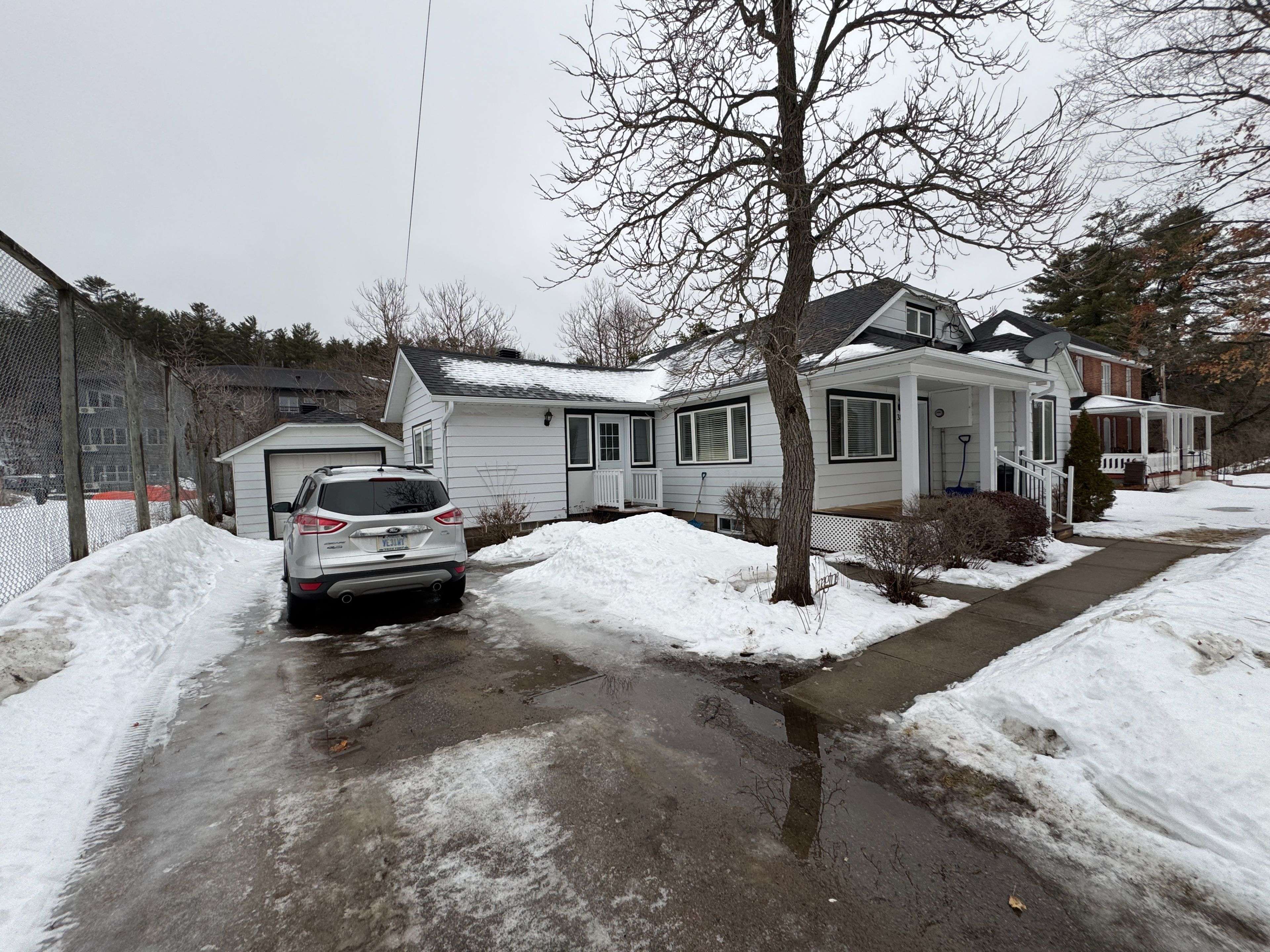 38 Flint AVE, Bancroft, ON K0L 1C0