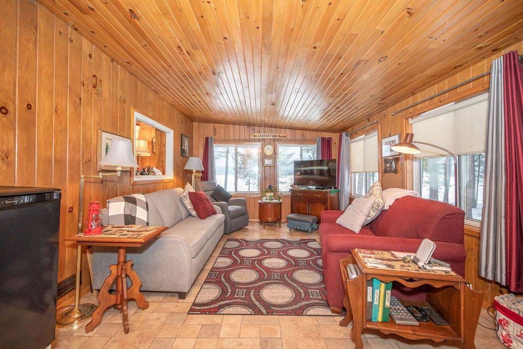 51 Myrlin WAY, Laurentian Hills, ON K0J 1P0