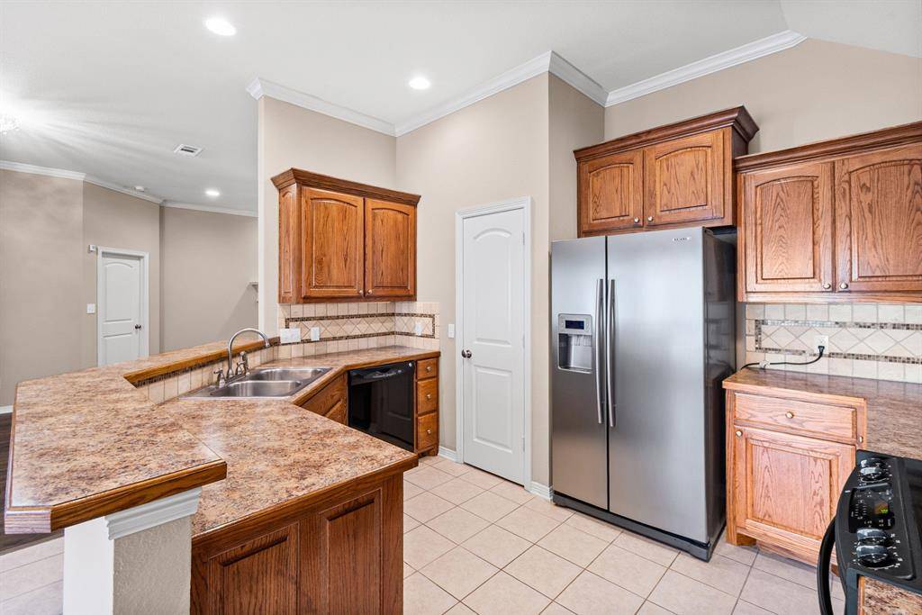 111 Crestway Drive #24, Cedar Hill, TX 75104