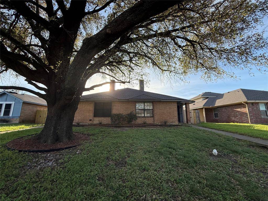 1433 N Bluegrove Road, Lancaster, TX 75134