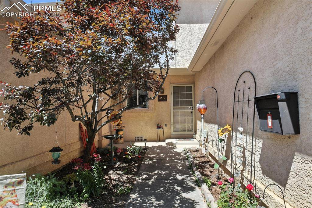 164 Creekside LN, Colorado Springs, CO 80906