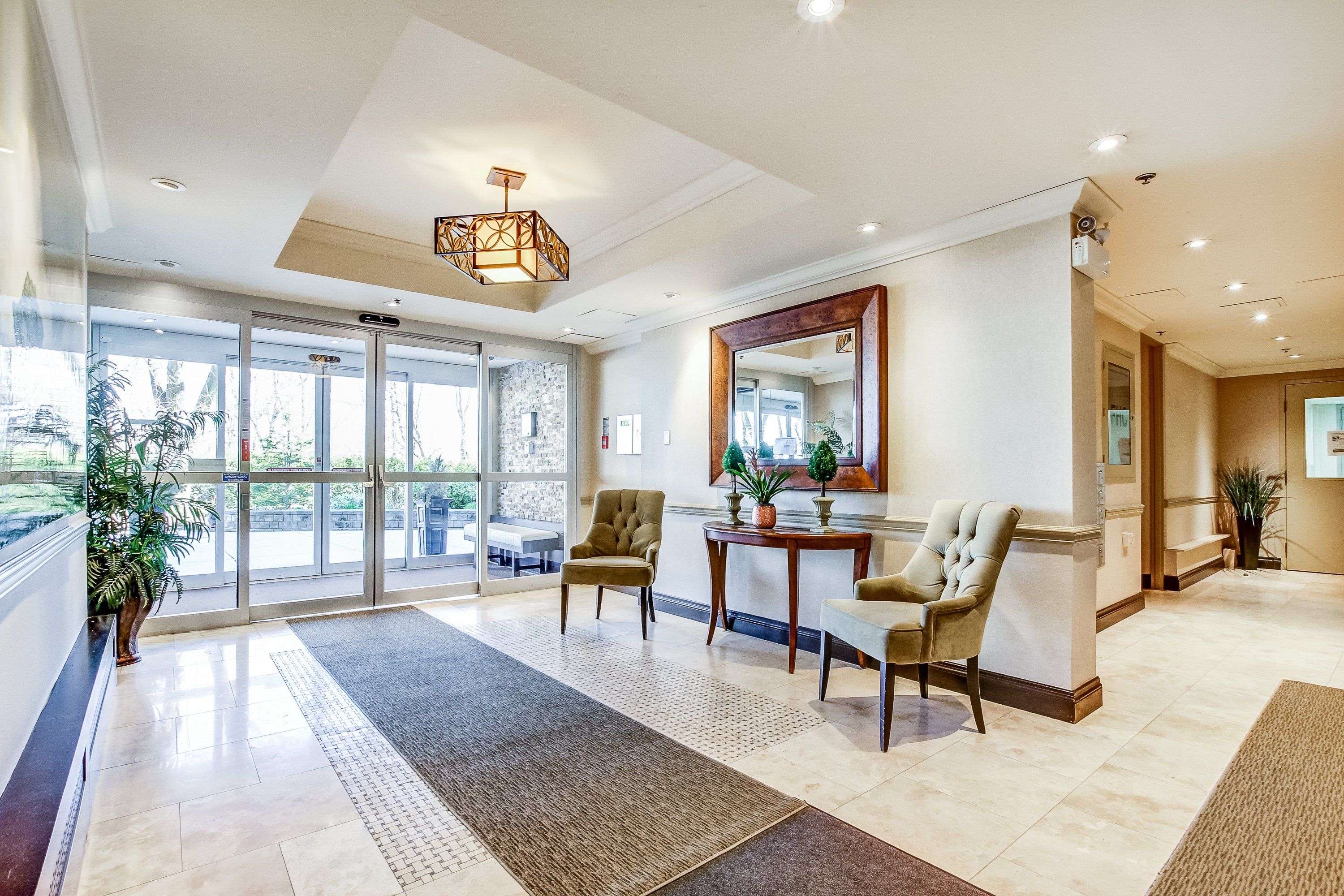 212 Kerr ST #401, Oakville, ON L6K 3B1