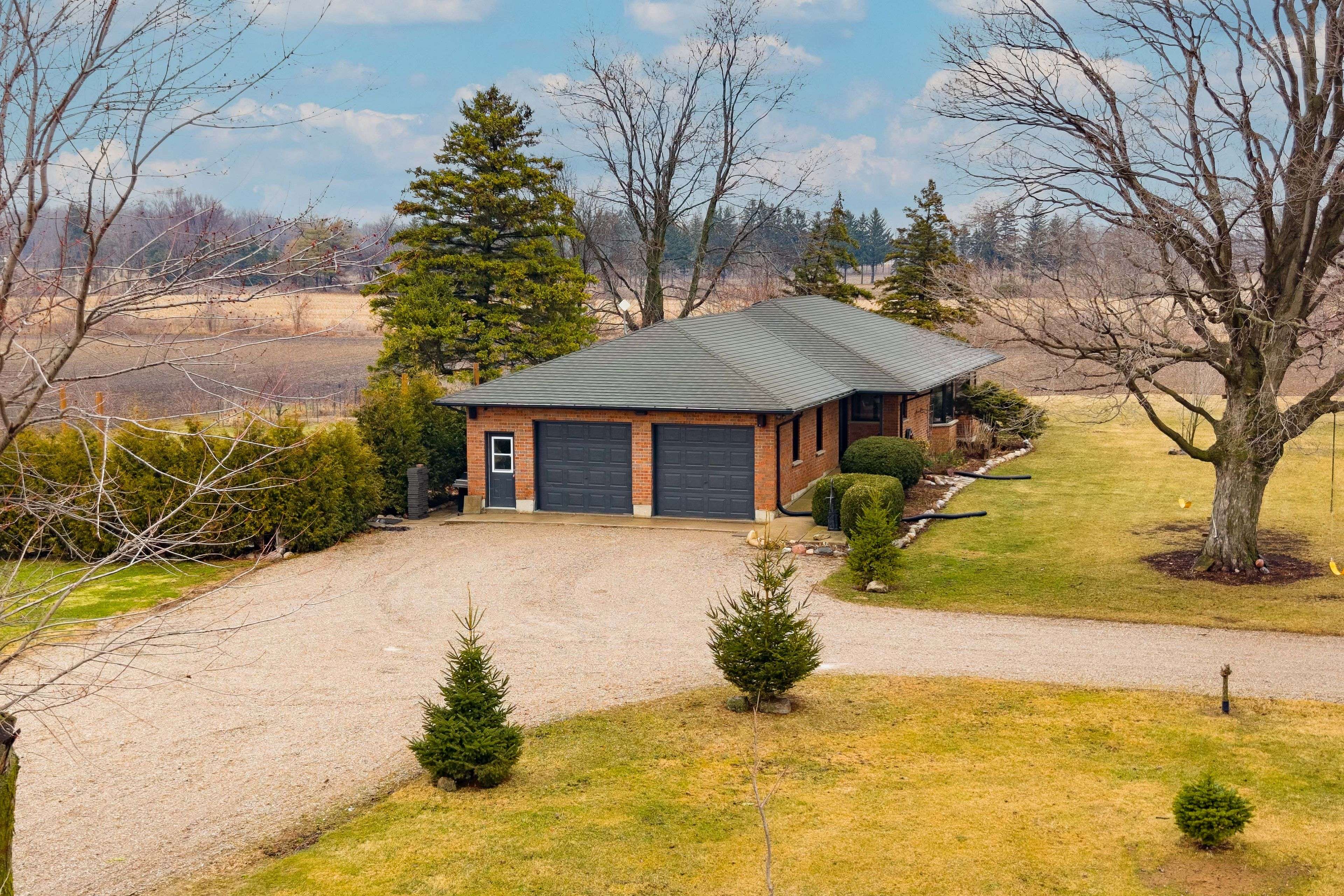 5864 Inadale DR, Adelaide Metcalfe, ON N7G 3H4