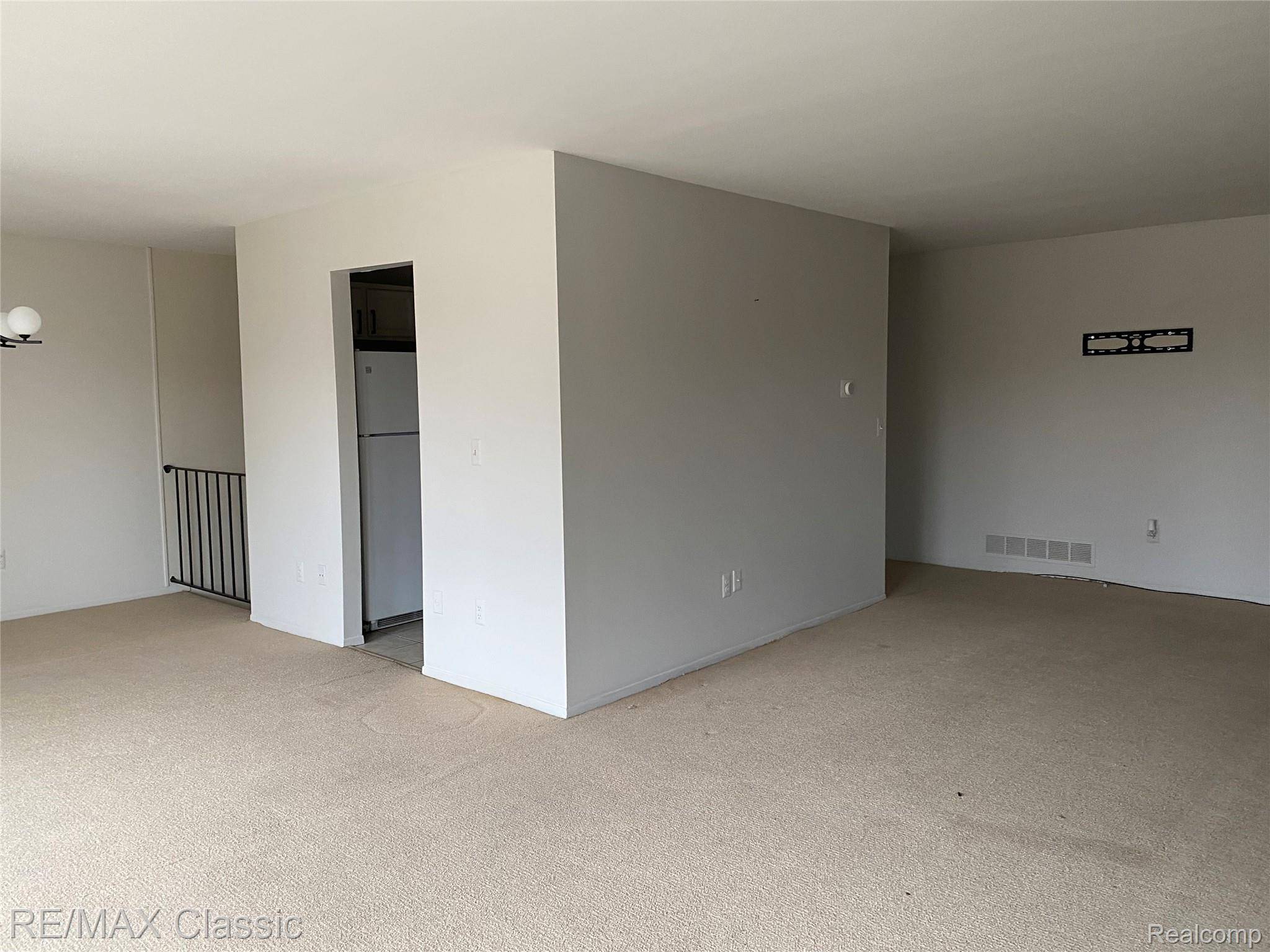 18339 University Park DR, Livonia, MI 48152