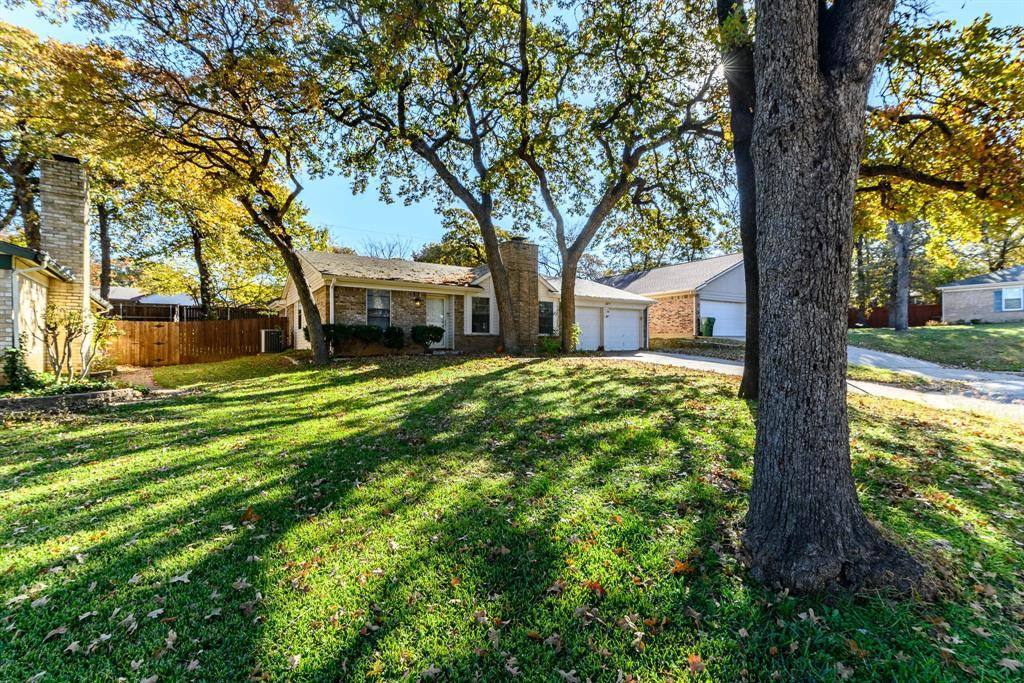 4815 Crestmont Court, Arlington, TX 76017