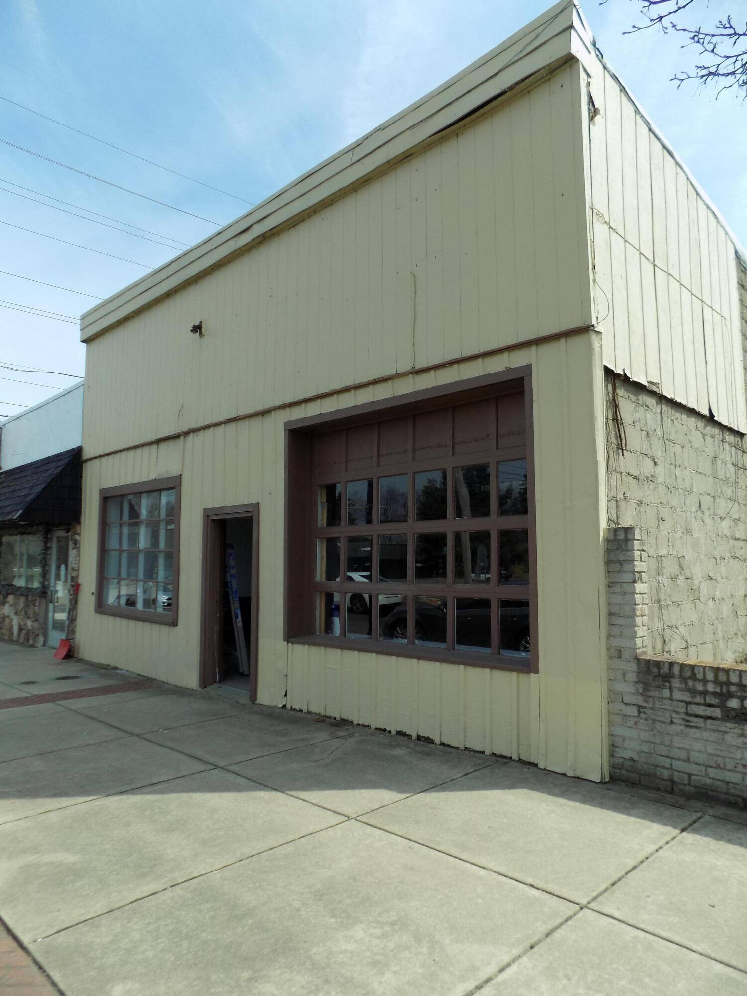 124 E Ferry ST, Berrien Springs Vllg, MI 49103