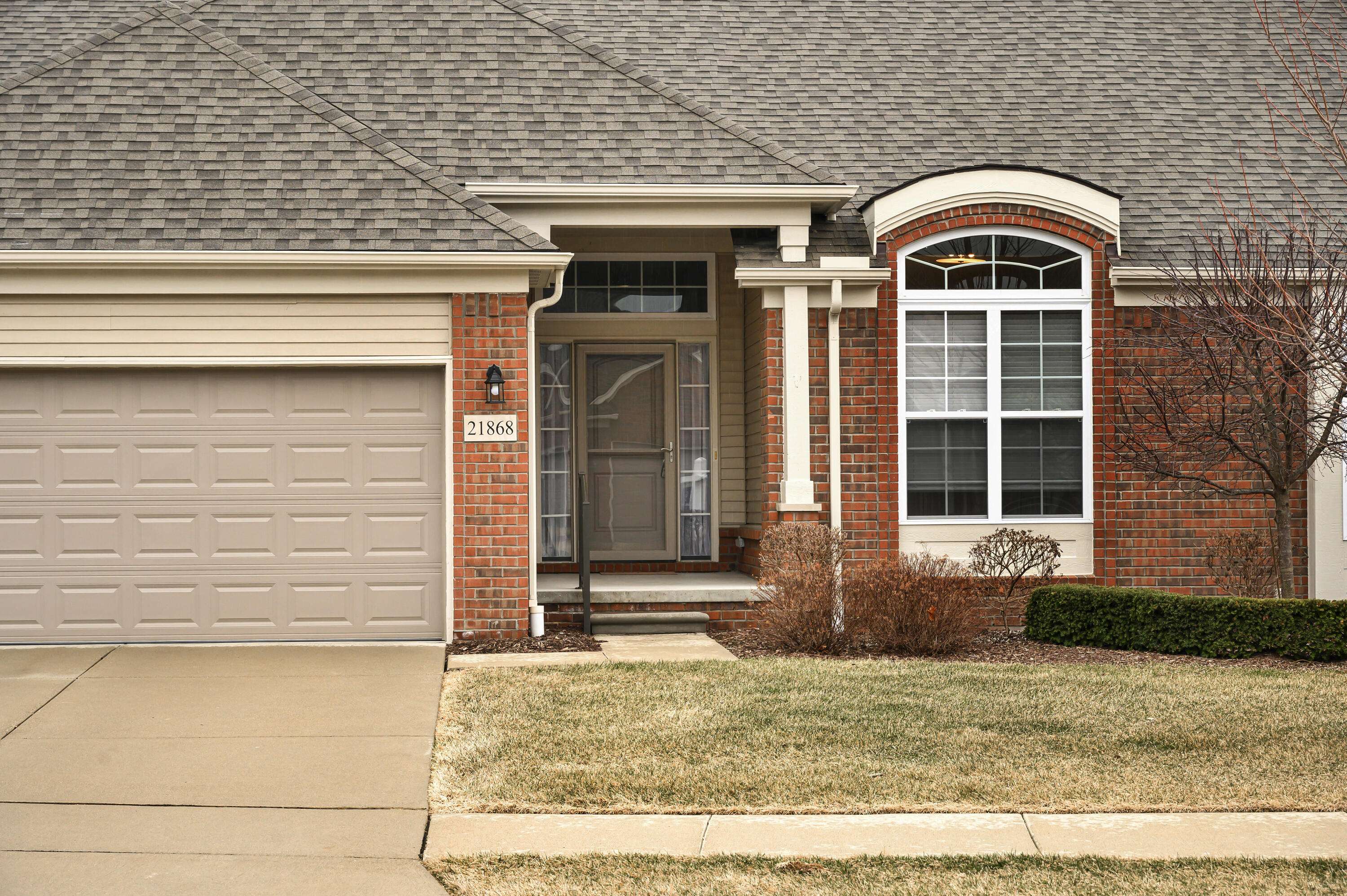 21868 Kensett DR, Macomb Twp, MI 48042