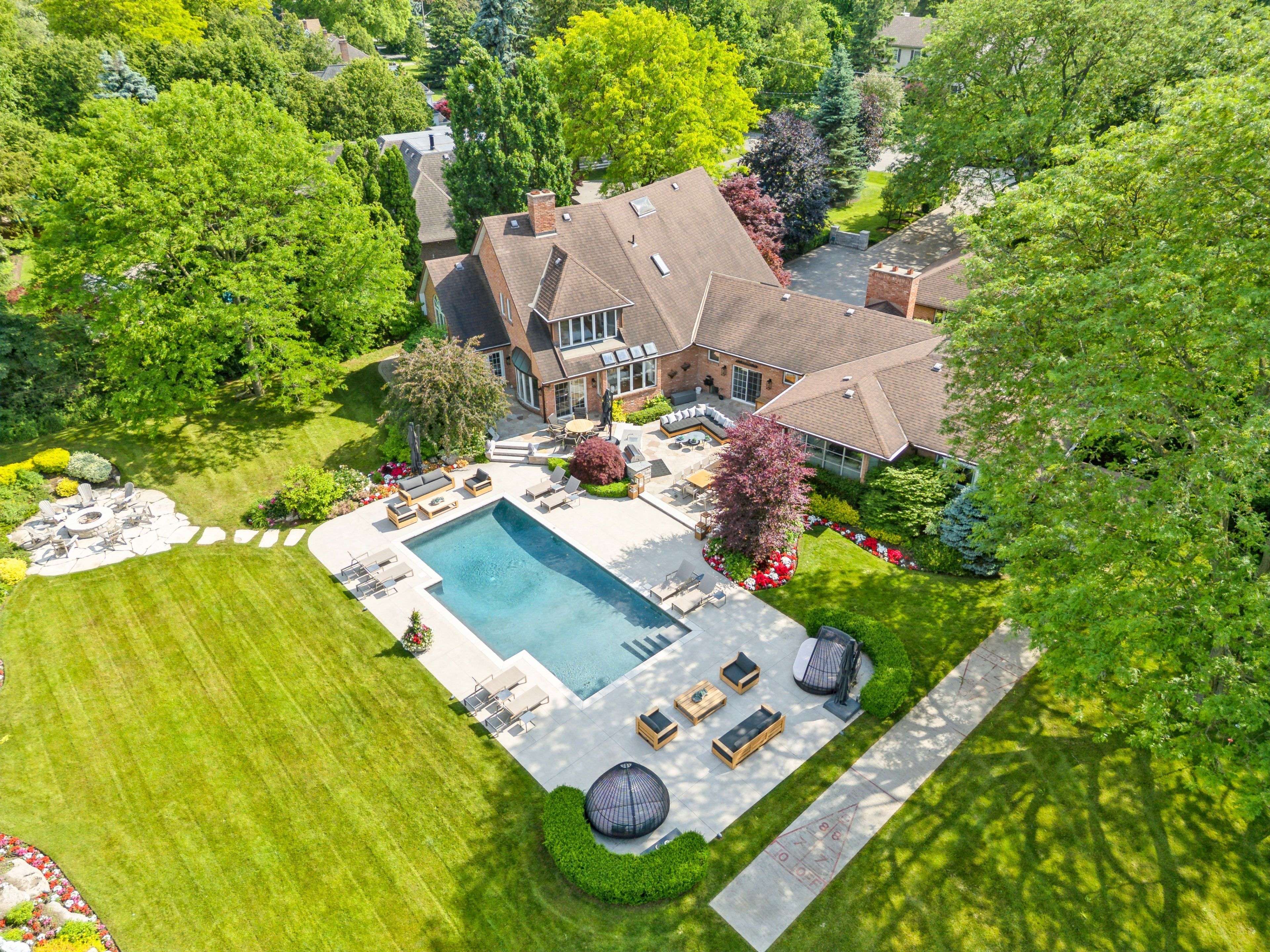 19 Lorraine GDNS, Toronto W08, ON M9B 4Z5