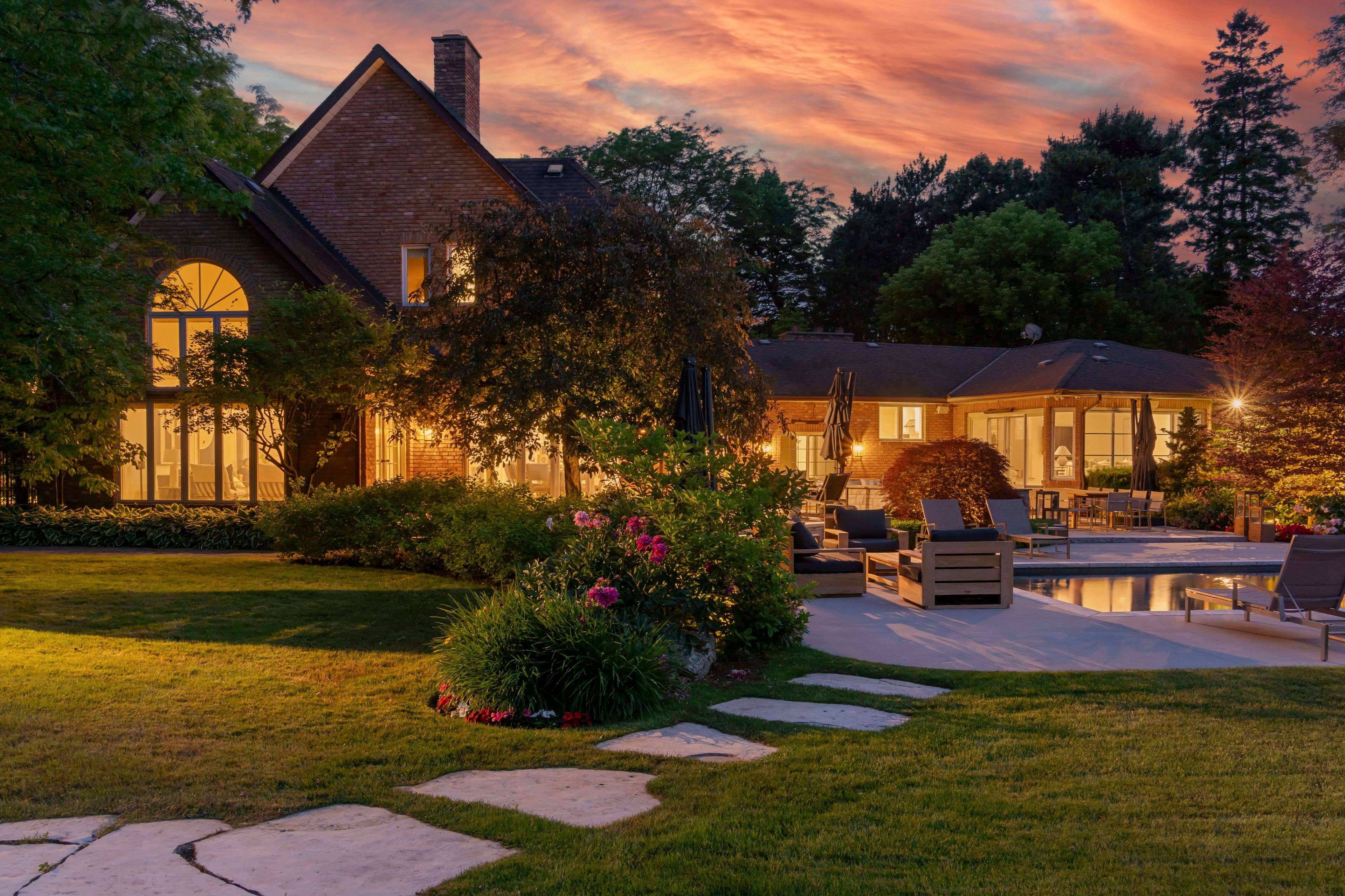 19 Lorraine GDNS, Toronto W08, ON M9B 4Z5