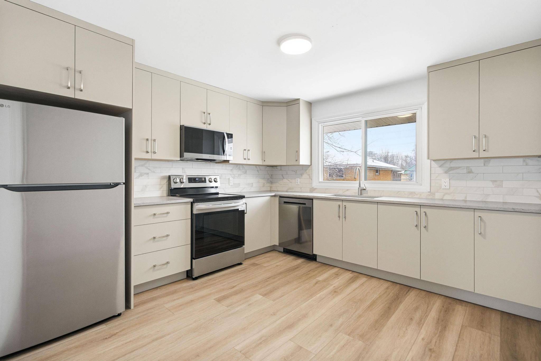 896 Pinewood CRES #2, Britannia Heights - Queensway Terrace N And Area, ON K2B 5Y4