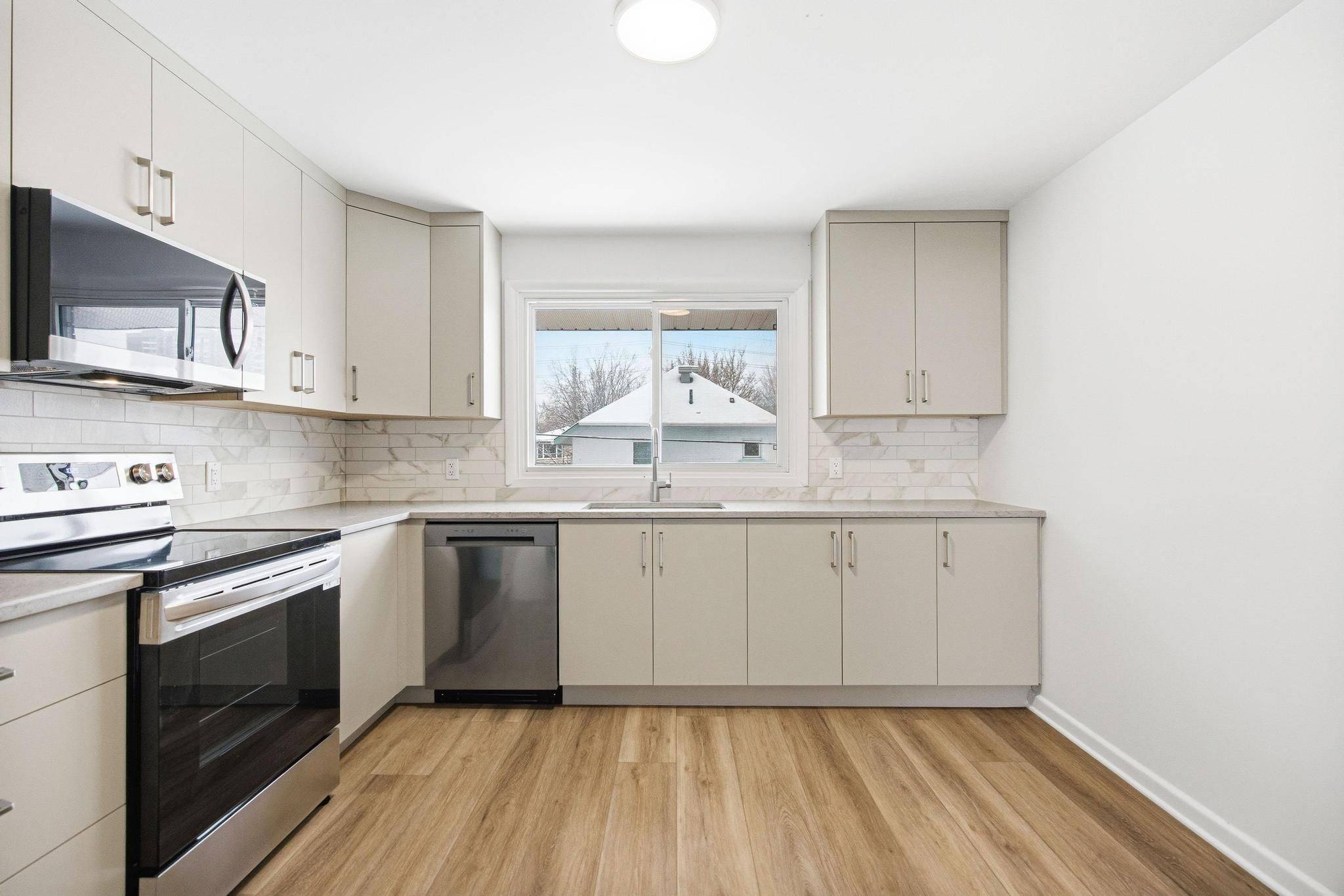 896 Pinewood CRES #2, Britannia Heights - Queensway Terrace N And Area, ON K2B 5Y4