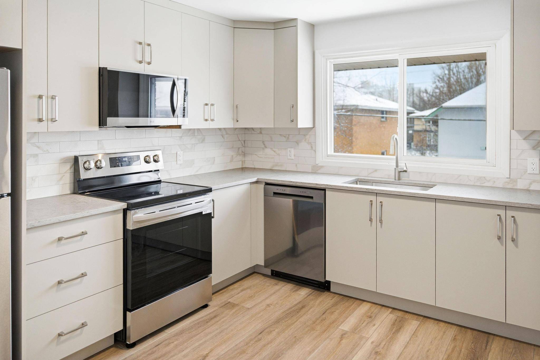 896 Pinewood CRES #2, Britannia Heights - Queensway Terrace N And Area, ON K2B 5Y4