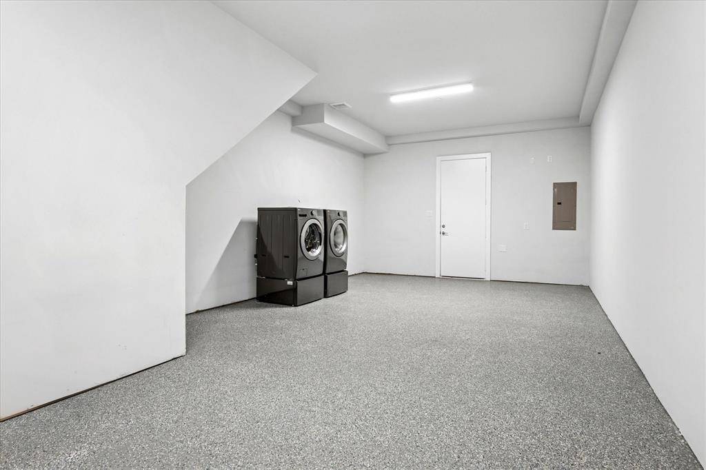 381 E Greenbriar Lane #1004, Dallas, TX 75203