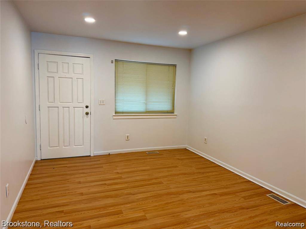 8401 18 Mile RD #196, Sterling Heights, MI 48313