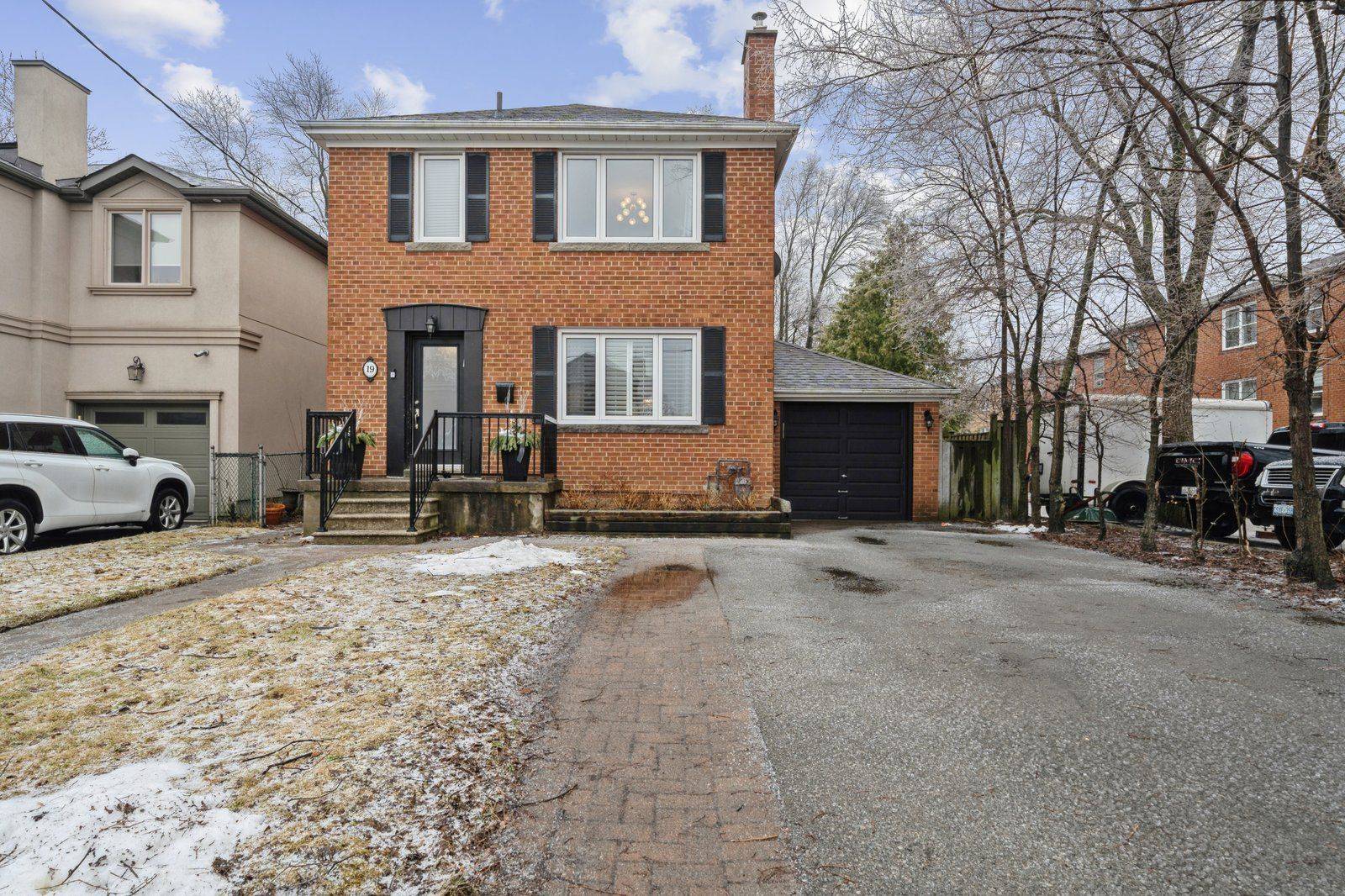 19 Newbury LN, Toronto C07, ON M3H 1H6