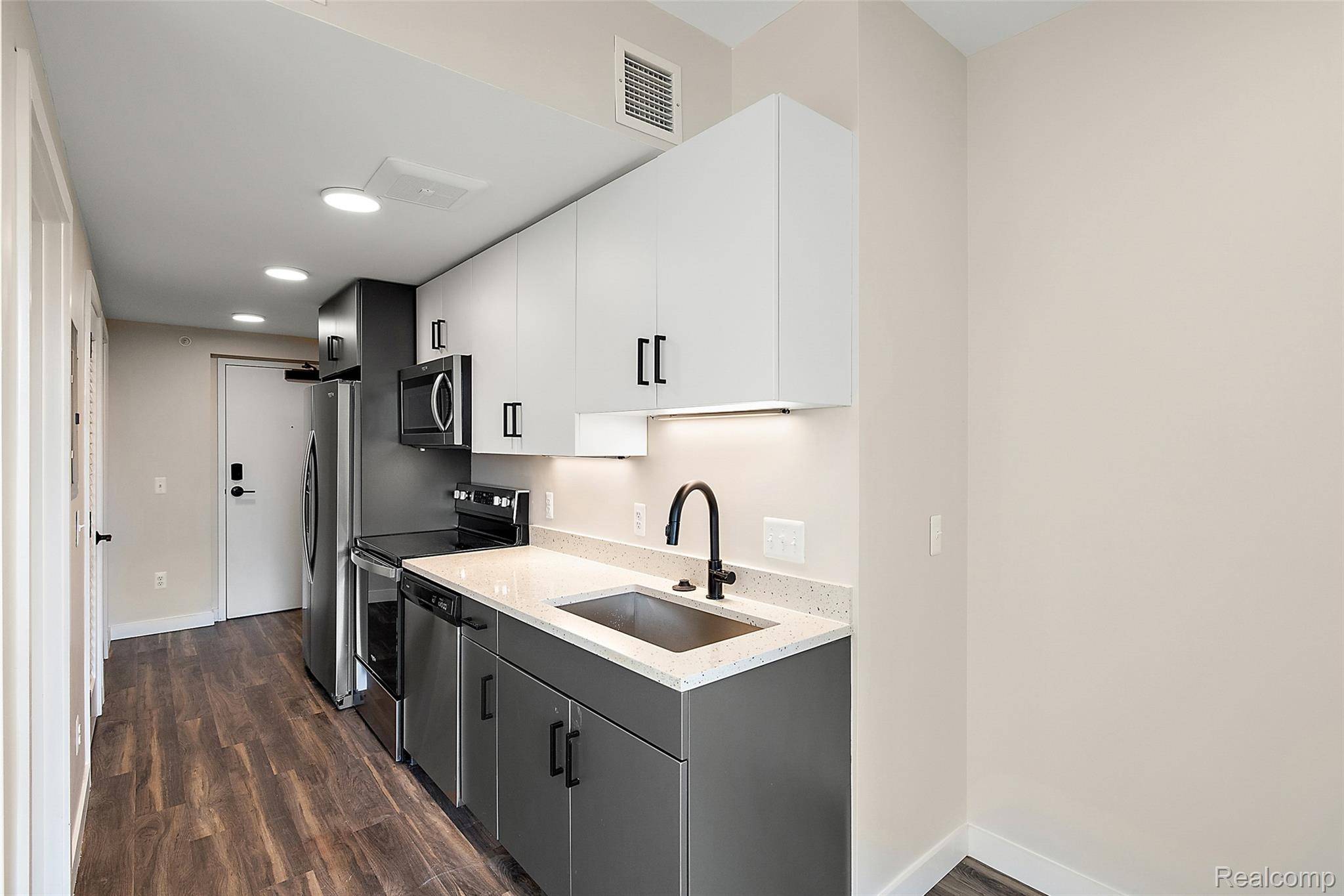 7631 E Lafayette #16, Detroit, MI 48214