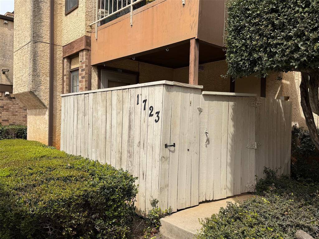 1723 Crest Grove Drive #120B, Arlington, TX 76012