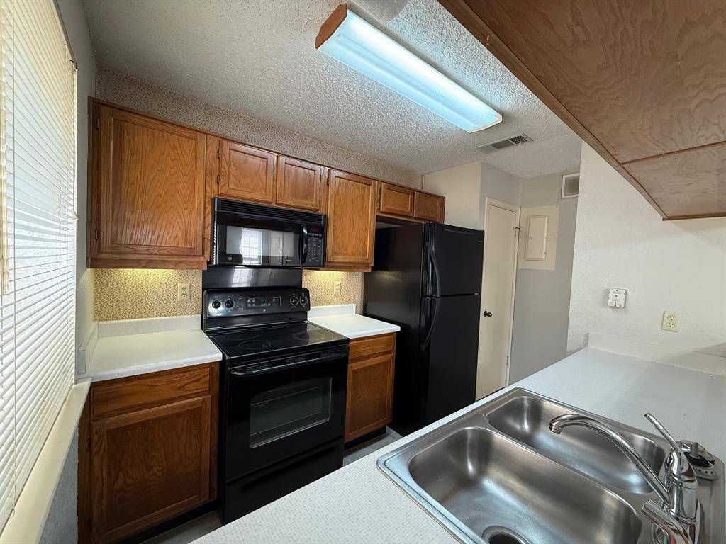 1723 Crest Grove Drive #120B, Arlington, TX 76012