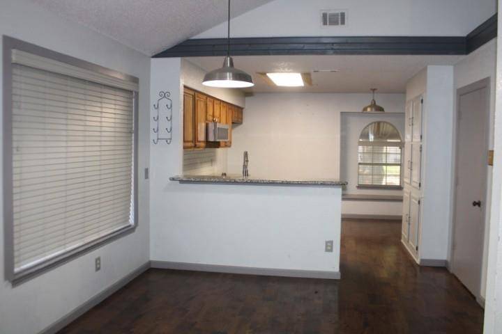 915 W Lovers Lane, Arlington, TX 76013