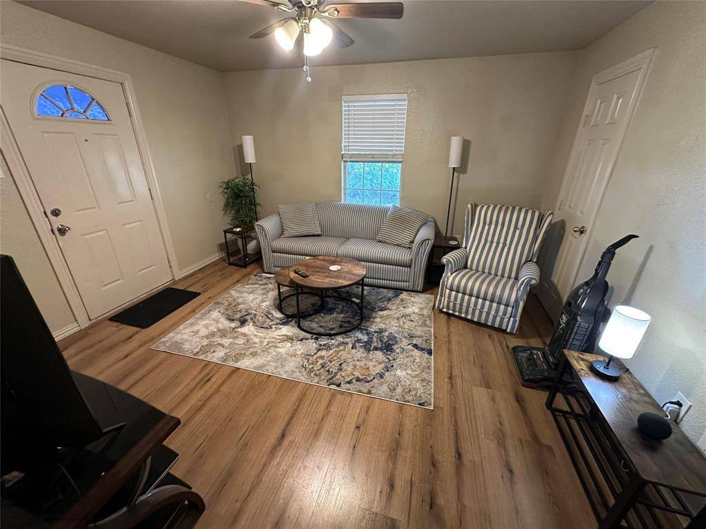 900 W Avenue F, Midlothian, TX 76065