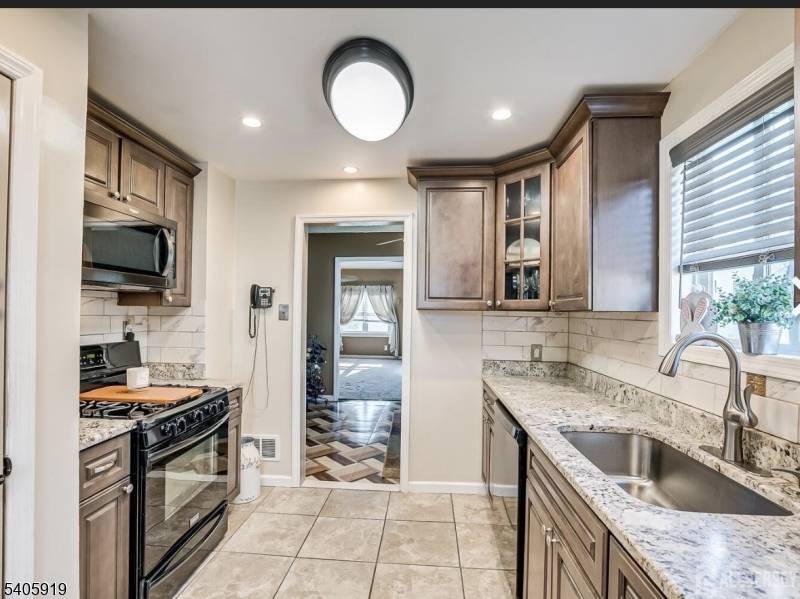 33 W Park Ave, Woodbridge Twp., NJ 07001