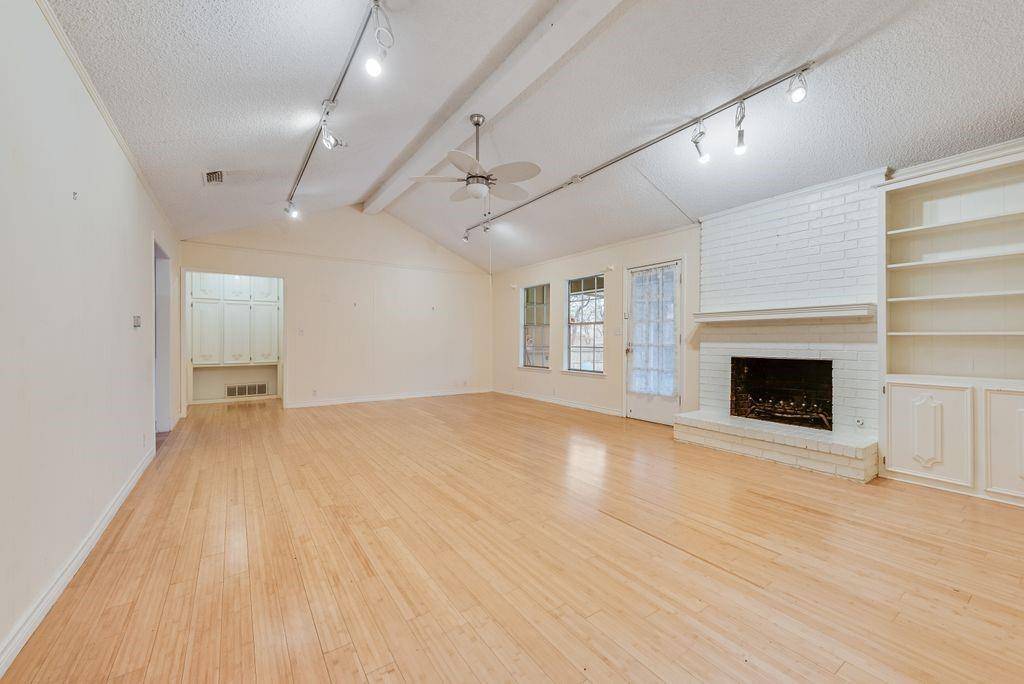 2805 Oak Valley Drive, Arlington, TX 76016