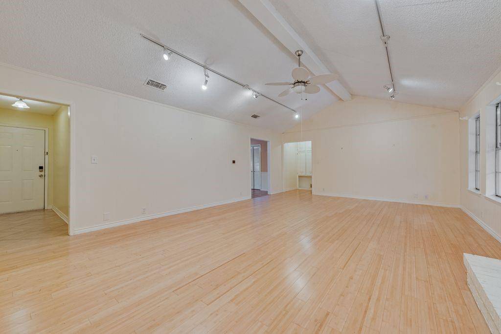 2805 Oak Valley Drive, Arlington, TX 76016