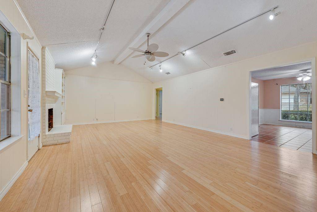 2805 Oak Valley Drive, Arlington, TX 76016