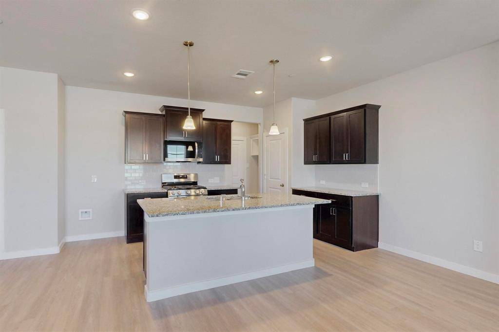 1828 Summer Aura, Mesquite, TX 75181