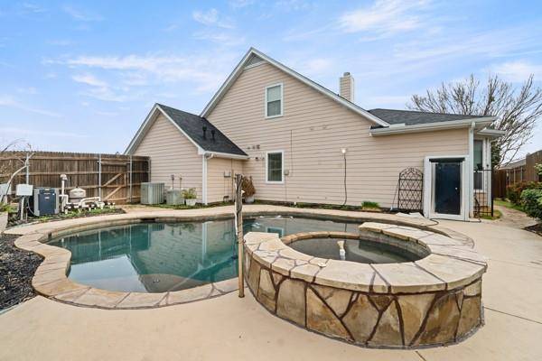 2412 Aramic Court, Arlington, TX 76001
