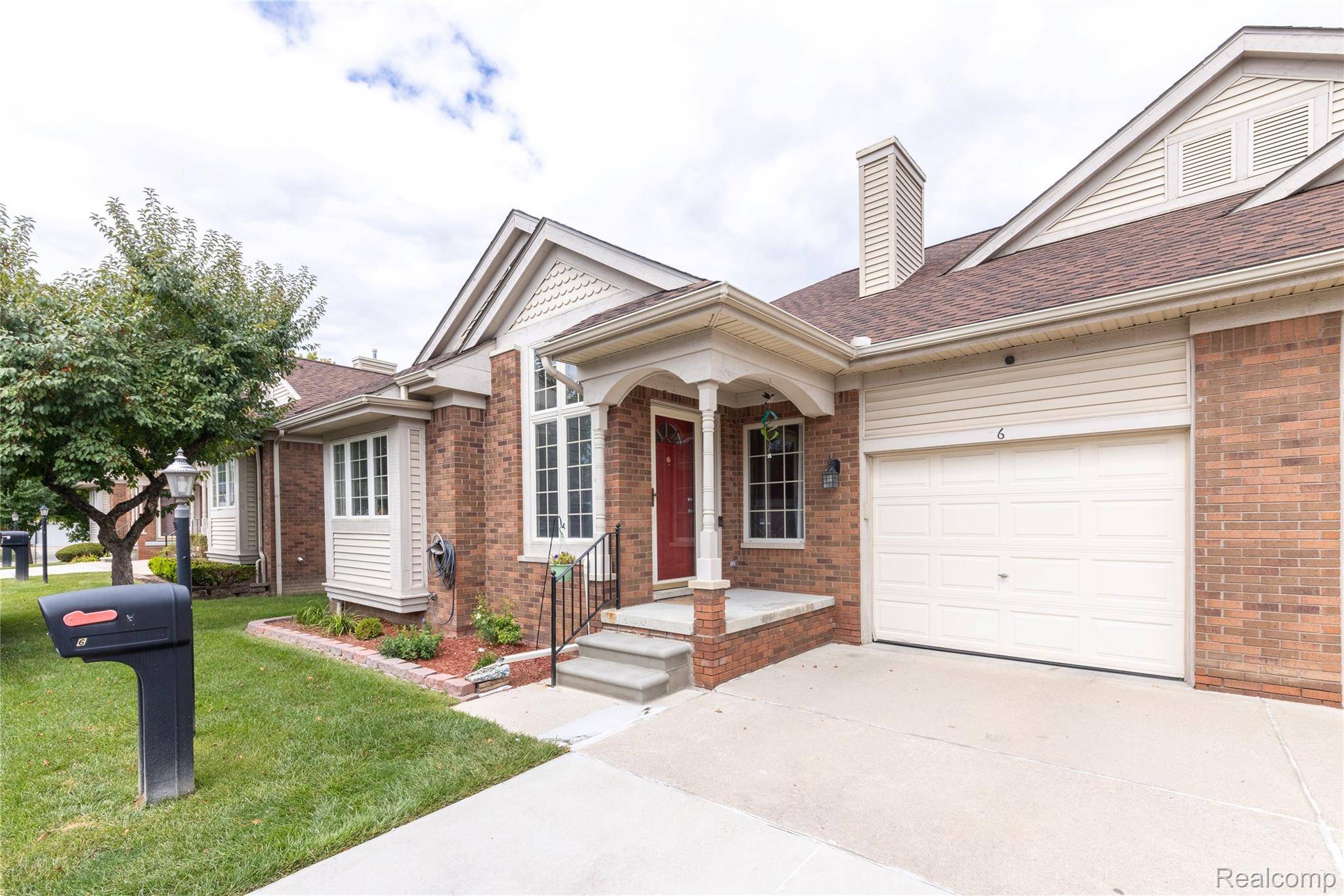 6 Canfield CIR, Dearborn Heights, MI 48127