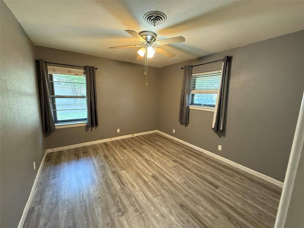 1412 Hillcrest Street, Ennis, TX 75119