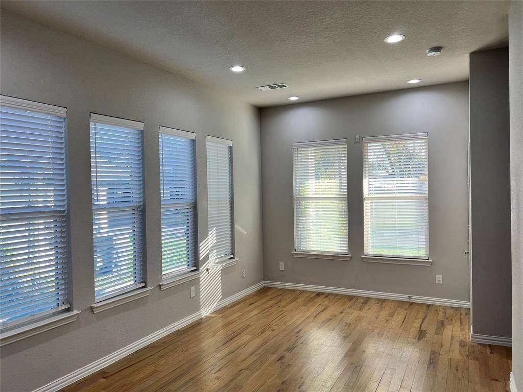 319 W Page Avenue, Dallas, TX 75208