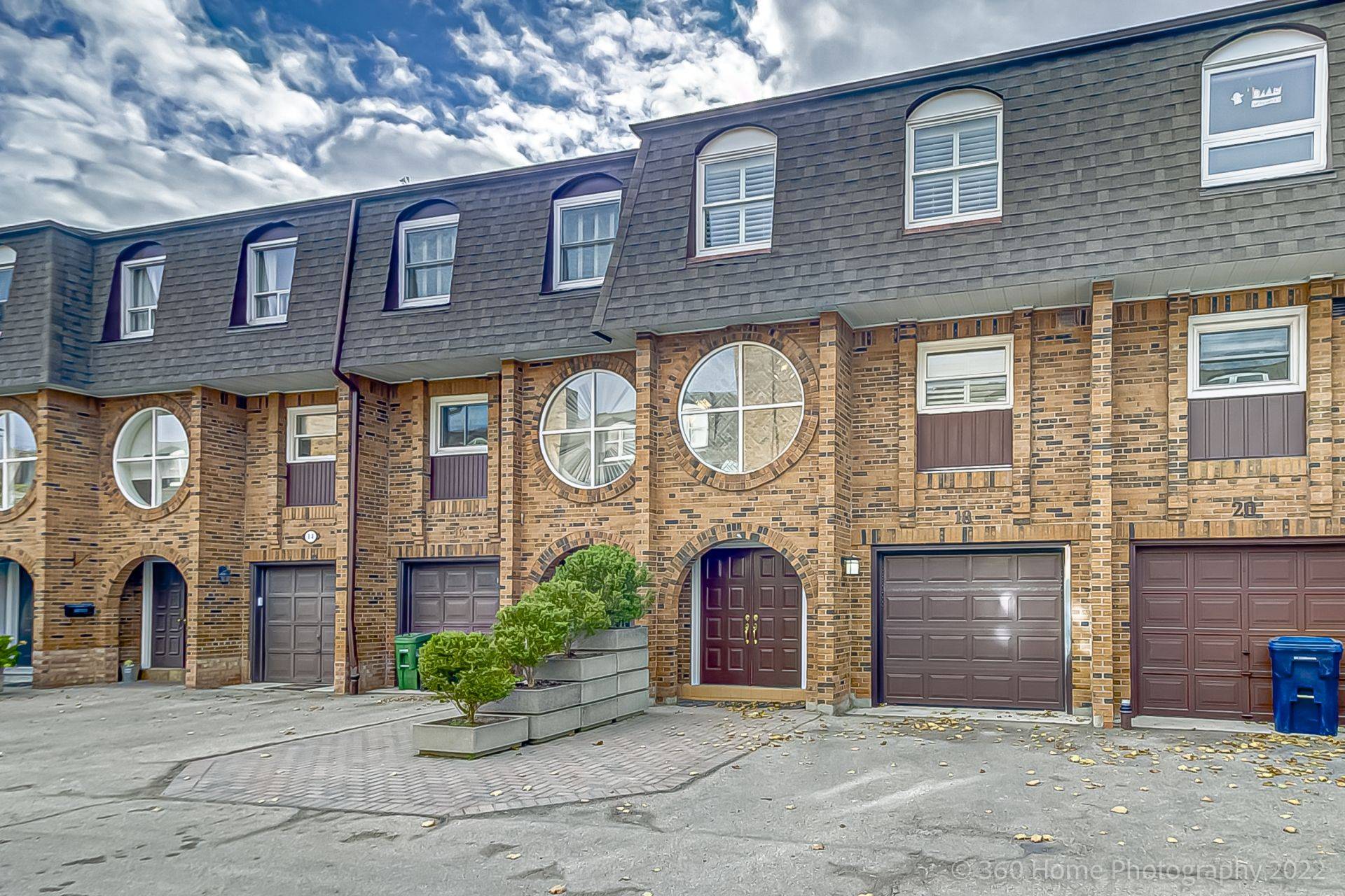 18 Oaken Gate WAY #18, Toronto C12, ON M2P 2A1