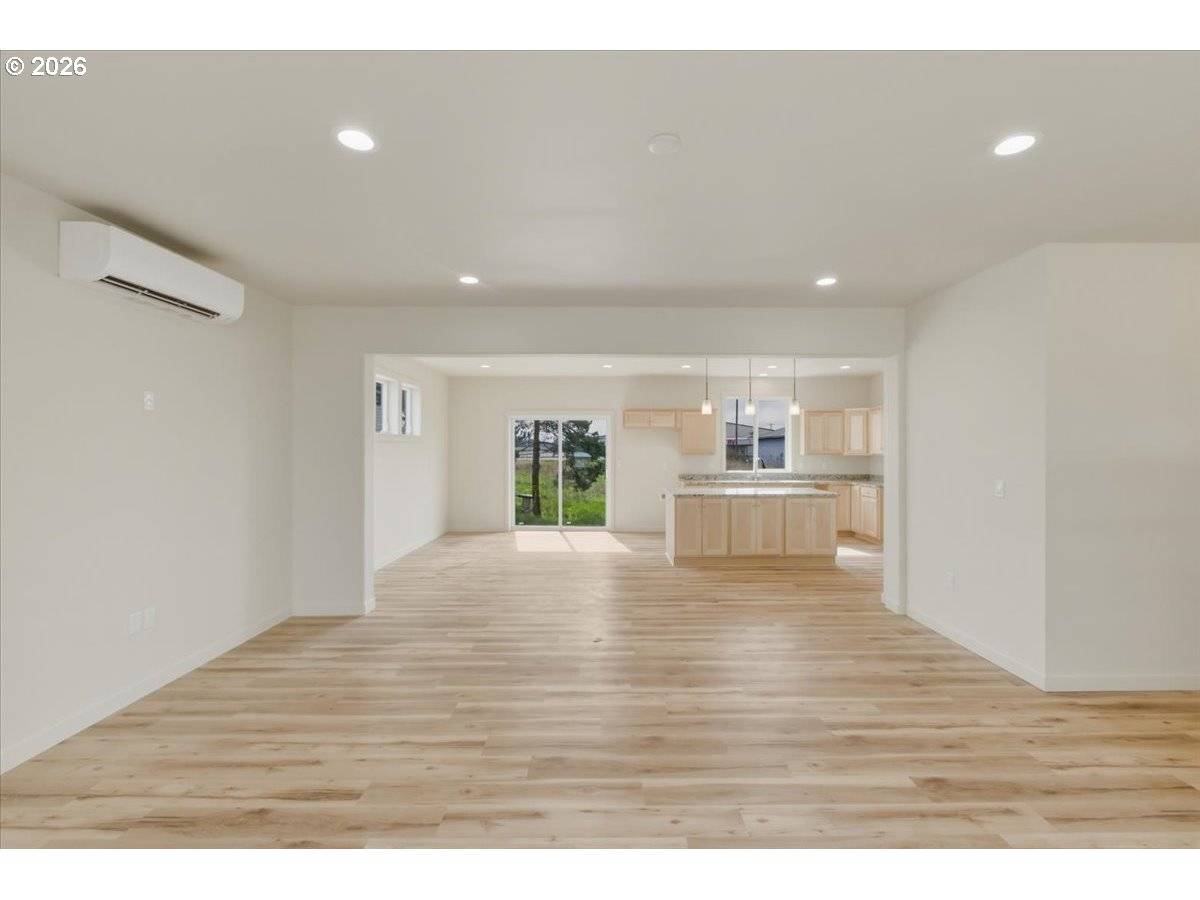 371 E 2ND AVE, Junction City, OR 97448