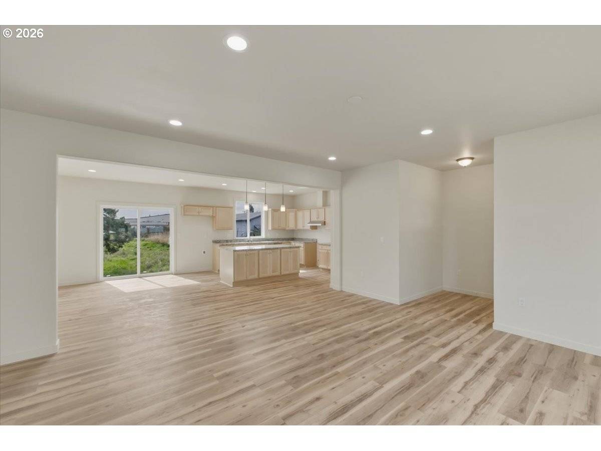 371 E 2ND AVE, Junction City, OR 97448