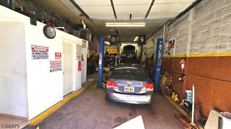 64 State St, Paterson City, NJ 07501