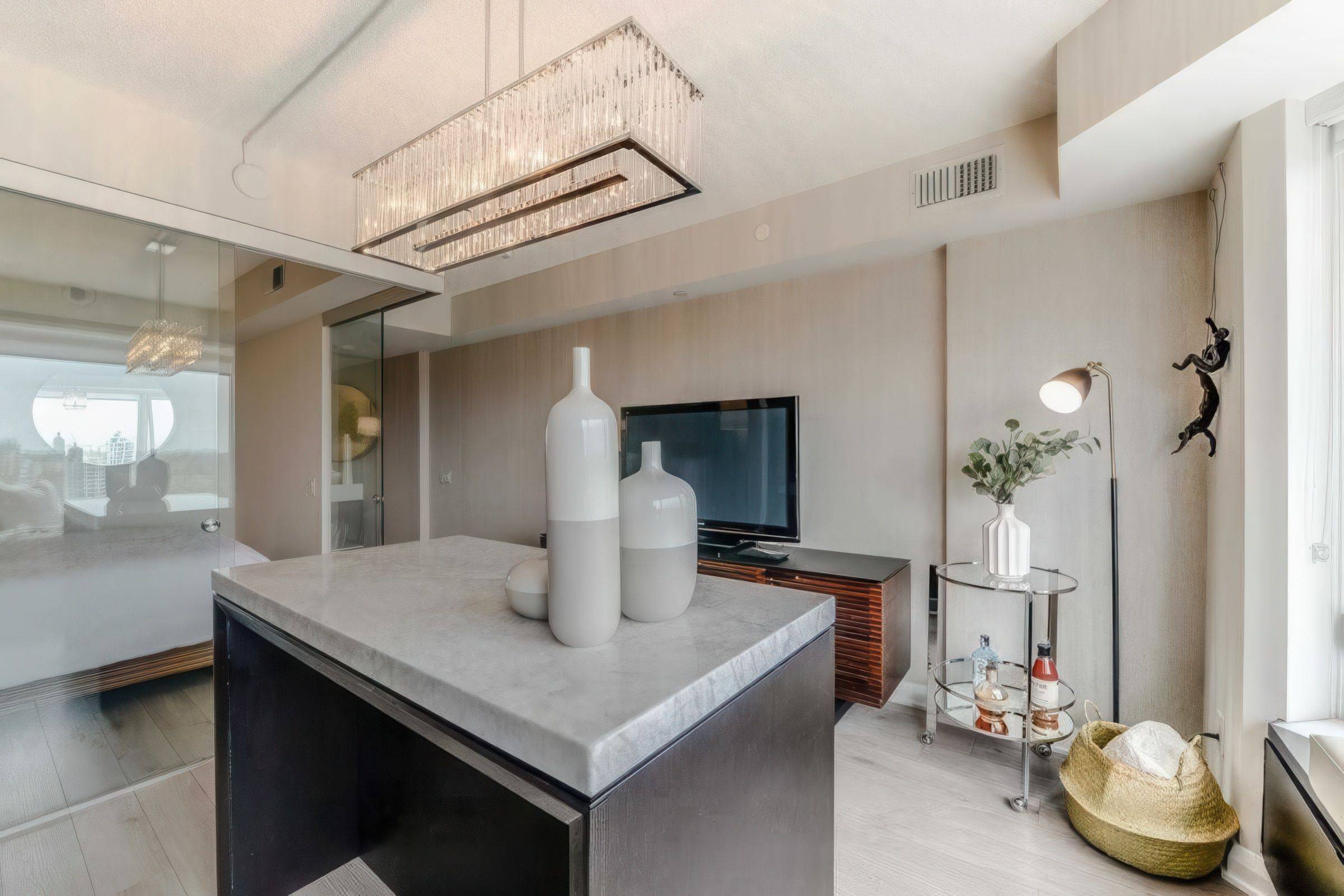 155 Yorkville AVE #2420, Toronto C02, ON M5R 0B4